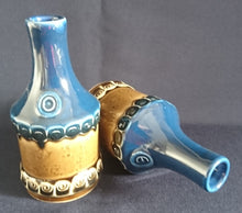 Lade das Bild in den Galerie-Viewer, 2er Set ESSIG & ÖL FLÄSCHCHEN OHNE VERSCHLUß "Brotzeit" "Studio Linie" - Keramik / Steingut, Antikes Abstraktes Kreise Striche Blüten Motiv Dekor, Bjön Wiinblad Design (BC)