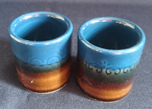 Lade das Bild in den Galerie-Viewer, GETRÄNKEBECHER -KURZE / SHOTS "Brotzeit" "Studio Linie" - Keramik / Steingut, Antikes Abstraktes Kreise Striche Blüten Motiv Dekor, Bjön Wiinblad Design (BC)