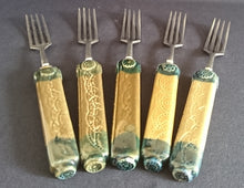 Lade das Bild in den Galerie-Viewer, TAFELGABEL "Studio Linie" "Brotzeit" - Edelstahl 18/0 & Keramik / Steingut, Antikes Abstraktes Holzartiges Meliertes Motiv Dekor