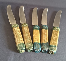 Lade das Bild in den Galerie-Viewer, TAFELMESSER "Studio Linie" "Brotzeit" - Edelstahl 18/0 & Keramik / Steingut, Antikes Abstraktes Holzartiges Meliertes Motiv Dekor