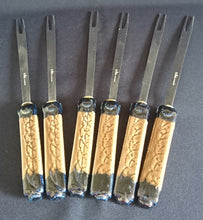 Lade das Bild in den Galerie-Viewer, FONDUEGABEL "Studio Linie" "Brotzeit" - Edelstahl 18/0 & Keramik / Steingut, Antikes Abstraktes Holzartiges Meliertes Motiv Dekor