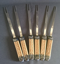 Lade das Bild in den Galerie-Viewer, FONDUEGABEL "Studio Linie" "Brotzeit" - Edelstahl 18/0 & Keramik / Steingut, Antikes Abstraktes Holzartiges Meliertes Motiv Dekor