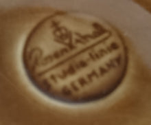 Lade das Bild in den Galerie-Viewer, ESSIG FLÄSCHCHEN OHNE VERSCHLUß "Brotzeit" "Studio Linie" - Keramik / Steingut, Antikes Abstraktes Kreise Striche Blüten Motiv Dekor, Bjön Wiinblad Design (BC)