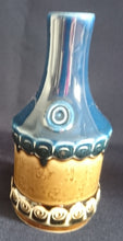 Lade das Bild in den Galerie-Viewer, ÖL FLÄSCHCHEN OHNE VERSCHLUß "Brotzeit" "Studio Linie" - Keramik / Steingut, Antikes Abstraktes Kreise Striche Blüten Motiv Dekor, Bjön Wiinblad Design (BC)