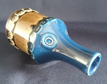 Lade das Bild in den Galerie-Viewer, 2er Set ESSIG & ÖL FLÄSCHCHEN OHNE VERSCHLUß "Brotzeit" "Studio Linie" - Keramik / Steingut, Antikes Abstraktes Kreise Striche Blüten Motiv Dekor, Bjön Wiinblad Design (BC)