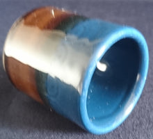 Lade das Bild in den Galerie-Viewer, 6er Set GETRÄNKEFLASCHE -KARAFFE & GETRÄNKEBECHER -KURZE / SHOTS "Brotzeit" "Studio Linie" - Keramik / Steingut, Antikes Abstraktes Kreise Striche Blüten Motiv Dekor, Bjön Wiinblad Design (BC)