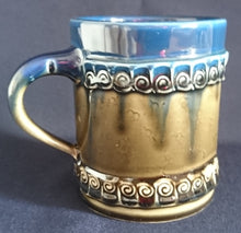 Lade das Bild in den Galerie-Viewer, GETRÄNKEKRUG "Brotzeit" "Studio Linie" - Keramik / Steingut, Antikes Abstraktes Kreise Striche Blüten Motiv Dekor, Bjön Wiinblad Design (BC)