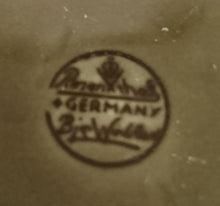 Lade das Bild in den Galerie-Viewer, GETRÄNKEKRUG "Brotzeit" "Studio Linie" - Keramik / Steingut, Antikes Abstraktes Kreise Striche Blüten Motiv Dekor, Bjön Wiinblad Design (BC)