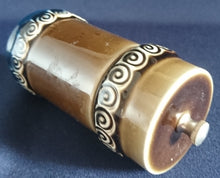 Lade das Bild in den Galerie-Viewer, GEWÜRZMÜHLE "Brotzeit" "Studio Linie" - Keramik / Steingut & Metall, Antikes Abstraktes Kreise Striche Blüten Motiv Dekor, Bjön Wiinblad Design (BC)