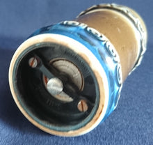 Lade das Bild in den Galerie-Viewer, GEWÜRZMÜHLE "Brotzeit" "Studio Linie" - Keramik / Steingut & Metall, Antikes Abstraktes Kreise Striche Blüten Motiv Dekor, Bjön Wiinblad Design (BC)