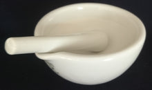 Lade das Bild in den Galerie-Viewer, 2er Set MÖRSER MIT STÖSSEL - Porzellan, Reinweiß Klassisches Einfärbiges Motiv Zeichen Aufschrift Dekor