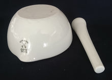 Lade das Bild in den Galerie-Viewer, 2er Set MÖRSER MIT STÖSSEL - Porzellan, Reinweiß Klassisches Einfärbiges Motiv Zeichen Aufschrift Dekor