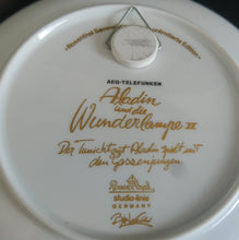 Lade das Bild in den Galerie-Viewer, 2er Set WAND SAMMELTELLER "Studio Linie" "Aladin und die Wunderlampe I & II" - Porzellan, Märchen Geschichte Gold Dekor, Björn Wiinblad Design
