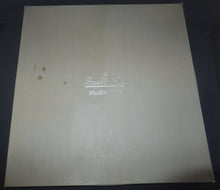 Lade das Bild in den Galerie-Viewer, HOCHZEITSPLATZTELLER "Studio Line" - Porzellan, Abstrakt Striche Linien Muster Aufschrift Motiv Dekor