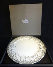 Lade das Bild in den Galerie-Viewer, HOCHZEITSPLATZTELLER "Studio Line" - Porzellan, Abstrakt Striche Linien Muster Aufschrift Motiv Dekor