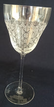 Lade das Bild in den Galerie-Viewer, ROTWEIN GETRÄNKEGLAS "Studio Linie" - Kristallglas, Geometrisches Abstraktes Punkte Tupfen Punkte Motiv Schliff Dekor