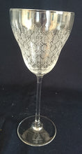 Lade das Bild in den Galerie-Viewer, 2er Set WEIßWEIN~ GETRÄNKEGLÄSER "Studio Linie" - Kristallglas, Geometrisches Abstraktes Punkte Tupfen Punkte Motiv Schliff Dekor