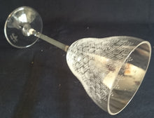 Lade das Bild in den Galerie-Viewer, 2er Set WEIßWEIN~ GETRÄNKEGLÄSER "Studio Linie" - Kristallglas, Geometrisches Abstraktes Punkte Tupfen Punkte Motiv Schliff Dekor