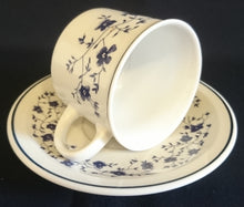 Lade das Bild in den Galerie-Viewer, 2er Set KAFFFETASSEN - Keramik / Steingut, Flora Blumenblüten Ranken Pflanzen Blatt Blätter Motiv Dekor