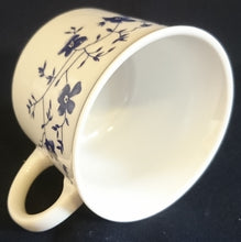 Lade das Bild in den Galerie-Viewer, KAFFFETASSE - Keramik / Steingut, Flora Blumenblüten Ranken Pflanzen Blatt Blätter Motiv Dekor