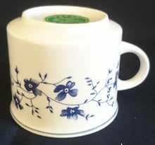 Lade das Bild in den Galerie-Viewer, KAFFFETASSE - Keramik / Steingut, Flora Blumenblüten Ranken Pflanzen Blatt Blätter Motiv Dekor