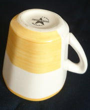 Lade das Bild in den Galerie-Viewer, KAFFEETASSE - Keramik / Steingut, Wirbel Kreise Spirale Rand Motiv Dekor (BC)