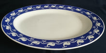 Lade das Bild in den Galerie-Viewer, BEILAGEN~ SERVIERPLATTE - Porzellan, Rand Walfische Seesterne Geschwungene Linie Strich Motiv Dekor
