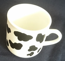 Lade das Bild in den Galerie-Viewer, ESPRESSOTASSE - Porzellan, Wolken Kuh Flecken Motiv Dekor
