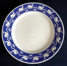 Lade das Bild in den Galerie-Viewer, SPEISETELLER - Porzellan, Rand Walfische Seesterne Geschwungene Linie Strich Motiv Dekor