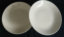 Lade das Bild in den Galerie-Viewer, 2er Set SUPPENTELLER - Porzellan, Einfärbiges Linien Striche Relief Motiv Dekor