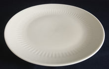 Lade das Bild in den Galerie-Viewer, 2er Set DESSERTTELLER - Porzellan, Einfärbiges Linien Striche Relief Motiv Dekor