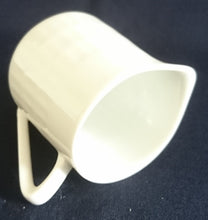 Lade das Bild in den Galerie-Viewer, MILCHKÄNNCHEN - Porzellan, Breiter Bodenrand Quadratisch Relief Motiv Dekor