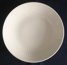 Lade das Bild in den Galerie-Viewer, 2er Set SUPPENTELLER - Porzellan, Einfärbiges Linien Striche Relief Motiv Dekor