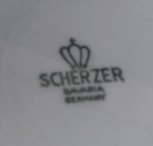 Lade das Bild in den Galerie-Viewer, SUPPENTELLER - Porzellan, Einfärbiges Linien Striche Relief Motiv Dekor