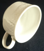 Lade das Bild in den Galerie-Viewer, KAFFEETASSE - Porzellan, Geometrisch Striche Linien Wellen Relief Motiv Dekor (BC)