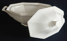 Lade das Bild in den Galerie-Viewer, SUPPENTERRINE MIT DECKEL - Porzellan, Einfärbig Achtkantige Form Punkte Tupfen Relief Motiv Dekor