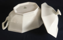 Lade das Bild in den Galerie-Viewer, SUPPENTERRINE MIT DECKEL - Porzellan, Einfärbig Achtkantige Form Punkte Tupfen Relief Motiv Dekor