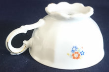 Lade das Bild in den Galerie-Viewer, SAMMELTASSE - Porzellan, Goldrand Flora Blumenbouquet Strauß Relief Motiv Dekor (nBC)