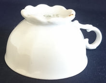 Lade das Bild in den Galerie-Viewer, SAMMELTASSE - Porzellan, Goldrand Flora Blumenbouquet Strauß Relief Motiv Dekor (nBC)