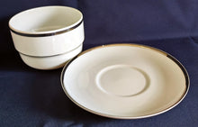 Lade das Bild in den Galerie-Viewer, 2er Set SUPPENTASSE & UNTERTELLER Porzellan, Breiter Platin Linien Dekorrand Motiv