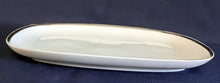Lade das Bild in den Galerie-Viewer, MITTLERE BEILAGENPLATTE - Porzellan, Breiter Platin Linien Dekorrand Motiv