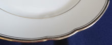 Lade das Bild in den Galerie-Viewer, 2er Set DESSERTTELLER - Porzellan, Goldlinien Doppelt Gewölbter Rand Relief Motiv Dekor