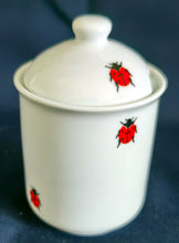 Lade das Bild in den Galerie-Viewer, SENF~ SERVIERBEHÄLTER MIT DECKEL "Käfer" - Porzellan, Fauna Käfer Insekten Motiv Dekor