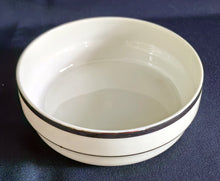 Lade das Bild in den Galerie-Viewer, 2er Set SALAT~ SERVIERSCHALEN - Porzellan, Breiter Platin Linien Dekorrand Motiv