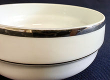 Lade das Bild in den Galerie-Viewer, 2er Set SALAT~ SERVIERSCHALEN - Porzellan, Breiter Platin Linien Dekorrand Motiv