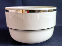 Lade das Bild in den Galerie-Viewer, 2er Set SUPPENTASSE & UNTERTELLER Porzellan, Breiter Platin Linien Dekorrand Motiv