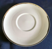 Lade das Bild in den Galerie-Viewer, SUPPENTASSEN UNTERTELLER - Porzellan, Breiter Platin Linien Dekorrand Motiv