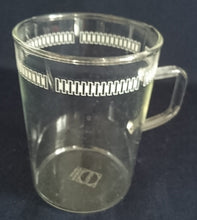 Lade das Bild in den Galerie-Viewer, TEETASSE "Verran" - Hartglas, Geometrisch Quadrat Viereck Balken Motiv Dekor