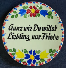 Lade das Bild in den Galerie-Viewer, KLEINES SAMMELTELLERCHEN - Keramik / Steingut, Flora Blüten Abstrakt Schriftzug Ganz wie du willst Liebling, nur Friede Motiv Dekor, Hand bemalt / Hand painted