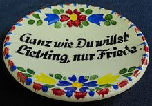 Lade das Bild in den Galerie-Viewer, KLEINES SAMMELTELLERCHEN - Keramik / Steingut, Flora Blüten Abstrakt Schriftzug Ganz wie du willst Liebling, nur Friede Motiv Dekor, Hand bemalt / Hand painted